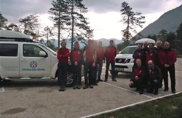 Tolminski gorski reševalci z novima voziloma nissan pathfinder 