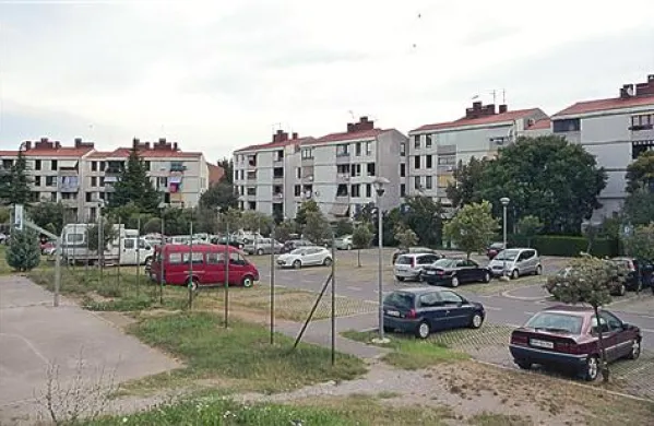 V enem od blokov v Ulici IX. korpusa v izolskih Livadah je lastnik stanovanja poklical policijo, češ da je v stanovanju vlomilec. Po prihodu policistov pa se je izkazalo, da vlomilca ni več.  