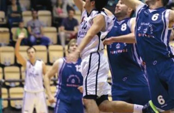 Portorožani (v modrih dresih) so uspešno začeli sezono, najboljši strelec je bil Aljoša Remus (drugi z leve)