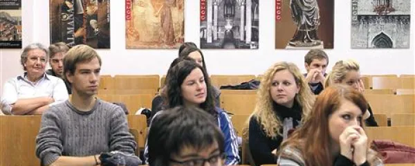 V Sloveniji je na višje in visoke šole vpisano relativno veliko študentov, diplomira pa jih le tretjina