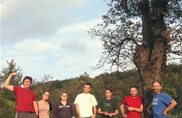 Spominska fotografija mladih glasbenikov z Matjažem Lemutom (desno) pod lipo, ki je posestvu Tilia dala ime 