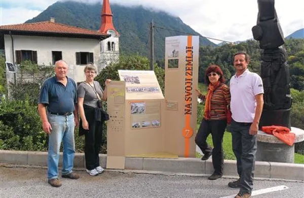 Na Grahovem so ob spomeniku filmu Na svoji zemlji postavili tablo Kapitulacija! Dol s fašisti!