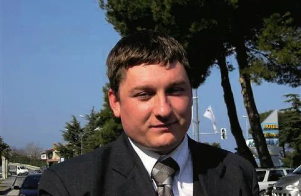 Od svojega nekdanjega direktorja za  trženje, logistiko in razvoj Milana Pučka  Luka zahteva 1374 evrov odškodnine