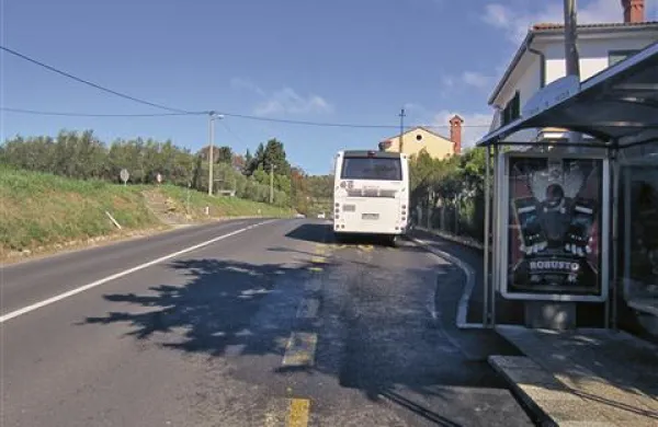 Ko se otroci pripeljejo iz šole, morajo prečkati nevarno glavno cesto