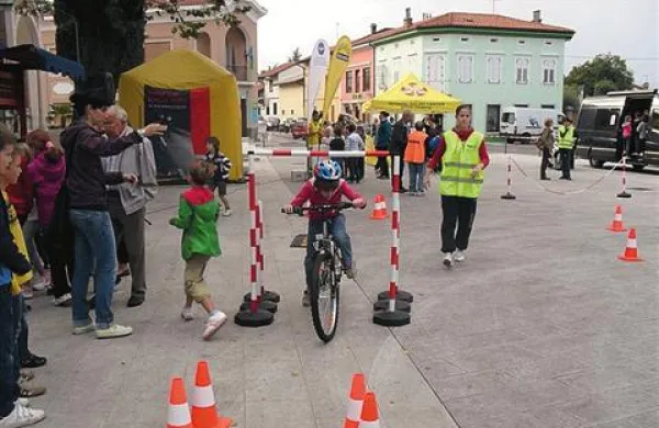 Najmlajši so preizkusili kolesarske spretnosti