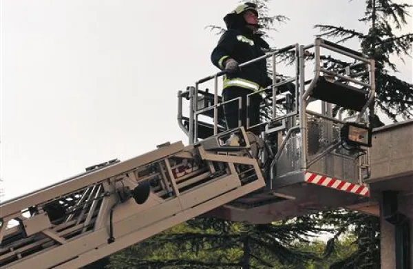 Dopoldne so koprski gasilci z avtolestvijo reševali za vajo, popoldne pa zares