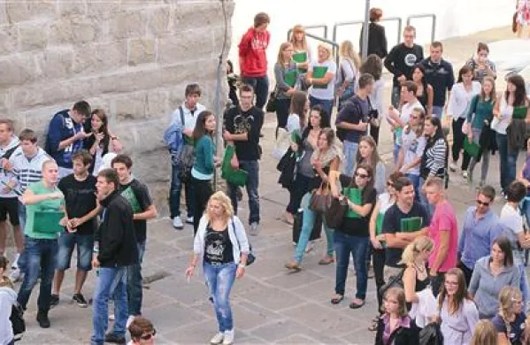 Vlada  namerava prepoloviti študentske olajšave. Študentska organizacija opozarja, da bo to še poslabšalo že tako slab socialni položaj študentov.