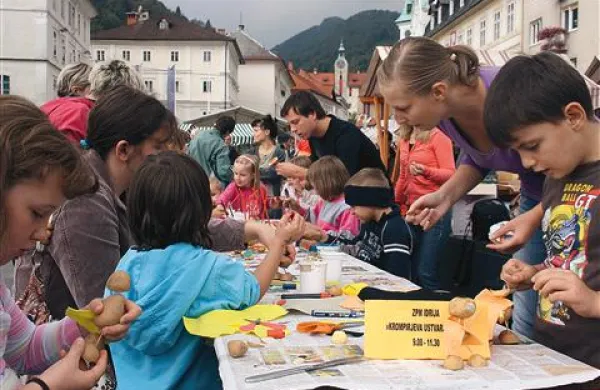Utrinek z dobro obiskane krompirjeve ustvarjalnice
