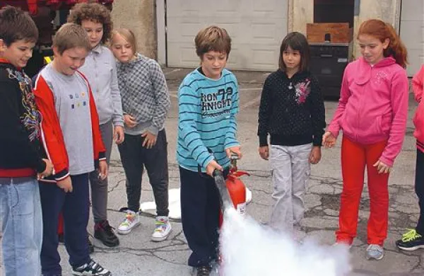 Postojnski učenci so preizkusili tudi pravi gasilni aparat 