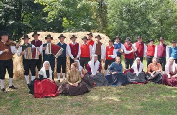 Člani Folklornega društva Gartrož iz Nove Gorice