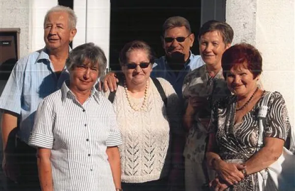 Po šestdesetih letih, ko so septembra prvič stopili skozi  vrata Osnovne šole Rodik, so se srečali nekdanji sošolci (z leve) Zvone Lukovec, Darinka Sila - Cerkvenik, Marija Kakovič - Valenčič, Danilo Godina, Milena Ceglar - Godina in Vojka Fabris - Šuber