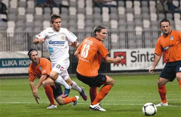 Matej Pučko (v belem dresu) je Koprčanom vrnil upanje v dvoboju  z Domžalami