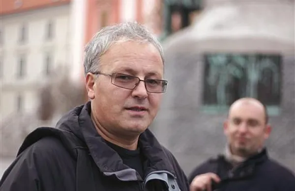Matej Šurc in Blaž Zgaga, avtorja knjižne trilogije V imenu države, sta prejela prestižno mednarodno nagrado za posebne dosežke v preiskovalnem novinarstvu