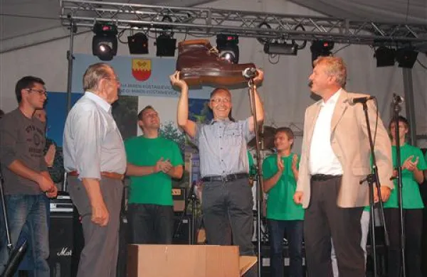  Pavlu Petejanu  so izročili izložbeni čevelj, ki je krasil prvo trgovino Cicibana v Novi Gorici
