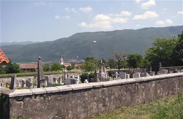 Tudi posvečena tla na Slapu bi  nekoliko razširili na ona “sveto” varovana