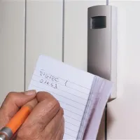   Delilniki toplote pokažejo dejansko porabo toplote: kdor ima radiatorje stalno vključene, bo pač plačal več 