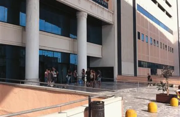 Obisk tržaškega nakupovalnega centra se mladoletnima Koprčankama ni obrestoval, saj so ju zasačili pri kraji