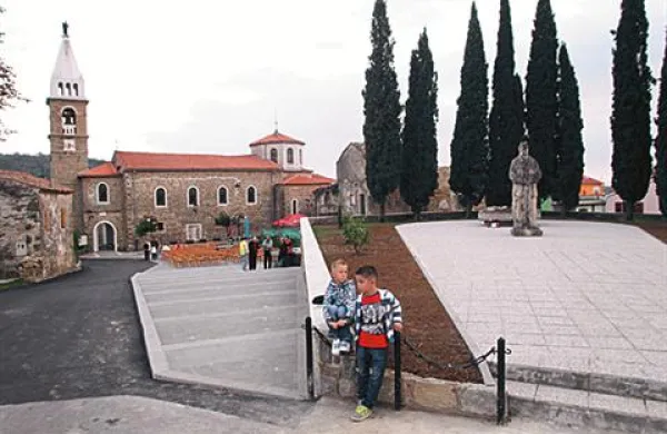 Prenovljen trg v Šmarjah