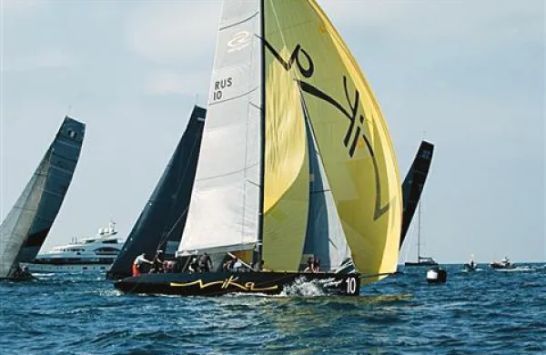 Team Nika skiperja Tomislava Bašića in s slovenskimi jadralci Mitjo Margonom,  Iztokom Knafelcom,  Tomažem Čopijem in Tošem Skrtom-Goljo je pred Rovinjem osvojila bron na SP razreda RC 44