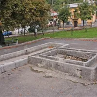 Zgornje (glavno) napajališče je že preoblikovano v trg z osrednjim parkom, ki pa je izgubil lokalno tipiko
