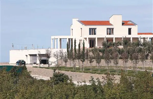 Gradbeno dovoljenje za turistično kmetijo dopušča  tri turistične apartmaje in  stanovanje za lastnika, kuhinjo z jedilnico za obiskovalce, pisarne in družabni prostor s knjižnico ter  galerijo za obiskovalce 