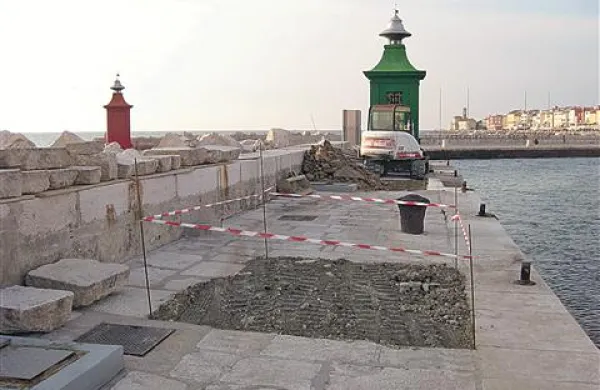 Carinski pomol na zunaj ni videti poškodovan, morje na dnu pa ga izpodjeda, zato se pomol poseda