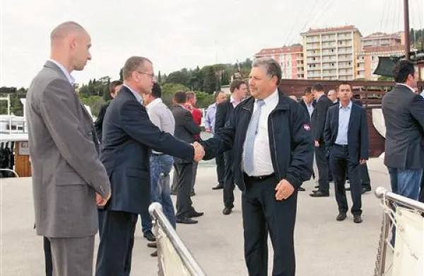 Začasni predsednik uprave Luke Bojan Brank (drugi z leve) se je v družbi člana uprave Marka Remsa (levo)  na praznovanju 55. obletnice ustanovitve Luke Koper 28. septembra že  rokoval s poslovnimi partnerji Luke     