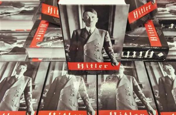 Knjiga Iana Kershawa med mednarodnimi kritiki velja za najboljšo Hitlerjevo biografijo doslej