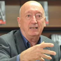Po mnenju Jožeta Pirjevca je avtor biografije o Hitlerju premalo prostora namenil dogajanju v Severni Afriki, Italiji in Balkanu