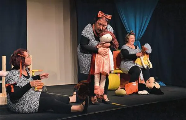 Predstava Ali ženske kdaj odnehajo? v režiji Edite Frančeškin se ponaša z naslovom najboljše na letošnjem Festivalu komedije v Pekrah 