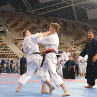  Prodić (na sliki z rdečim pasom) se je do medalje  prebil v konkurenci tekmovalcev tridesetih držav z vsega  sveta