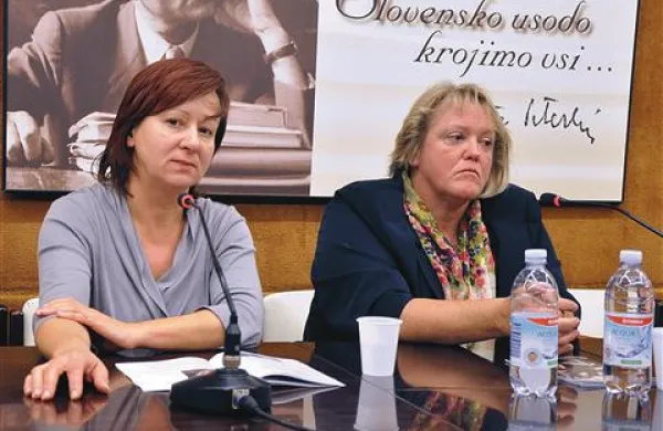 Diana Kolonini in Maja Lapornik na predsinočnjem srečanju v Trstu