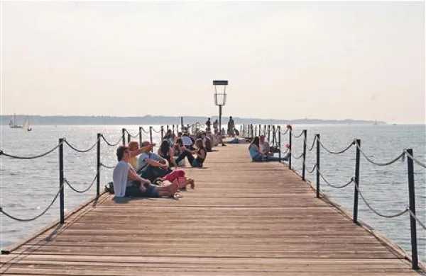 Neznanec je na  pomolih na portoroški plaži poškodoval več  količkov iz nerjavečega jekla