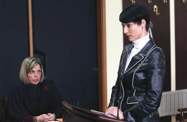 Sodni senat koprskega okrožnega sodišča je Nado Dolinar spoznalo za krivo poneverbe in jo obsodilo na tri leta in šest mesecev zaporne kazni ter na plačilo 180.000 evrov podjetju Hermatrade