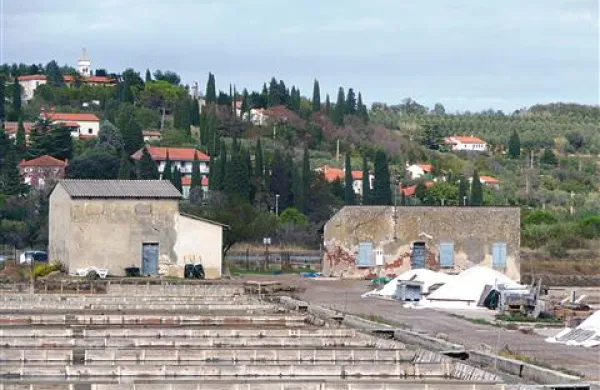 Eno od hišic na strunjanskih solinah bodo namenili za upravo krajinskega parka, v drugi bodo uredili  živi muzej solinarstva  