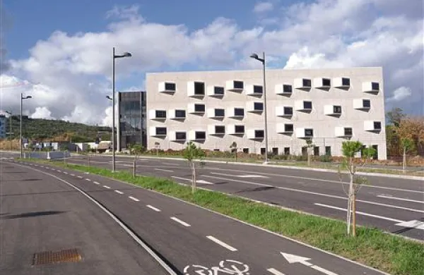 Na prvem stolpiču bodočega kampusa Livade delavci trenutno montirajo okna in strešne obrobe, da bi zaščitili notranjost pred vremenskimi vplivi