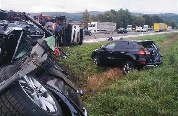 Pri Brezovici je iz doslej še neznanega vzroka voznik izgubil nadzor nad tovornjakom in se s prikolico vred prevrnil na bok
