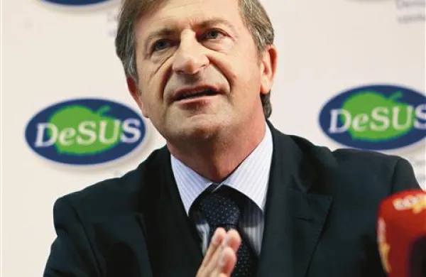 Karl Erjavec je omenil možnost, da bi Slovenija prosila za mednarodno finančno pomoč