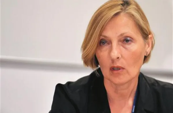 Dars naj bi od Mateje Duhovnik  zahteval skupno tri milijone evrov odškodnine