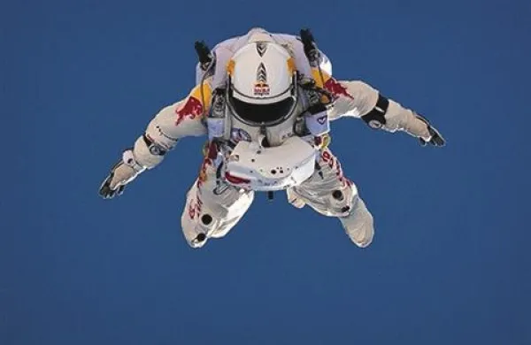 Avstrijski pustolovec Felix Baumgartner tudi v četrtek ne bo opravil načrtovanega skoka s padalom z višine skoraj 37 kilometrov nad mestom Roswell v ZDA