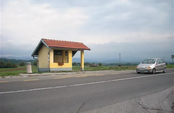 Turisti si  mehur lajšajo v notranjosti avtobusne postaje