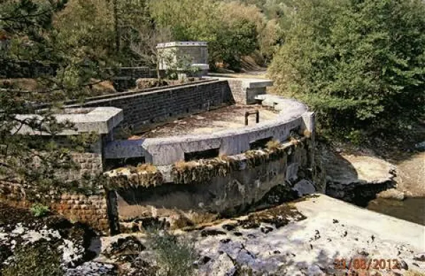  S Krasa bi  Rižanski vodovod lahko dobil 220 litrov na sekundo (zdaj le 110 litrov), z ilirskobistriškega območja pa še 70 litrov na sekundo. Na fotografiji je izvir Rižane.