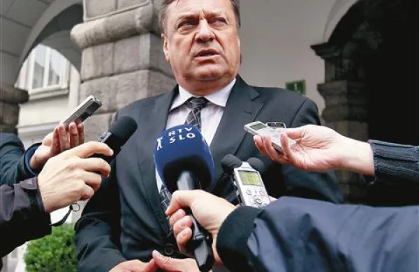 Zoran Janković  Janezu Janši sporoča, naj se umakne, če države ne zna voditi