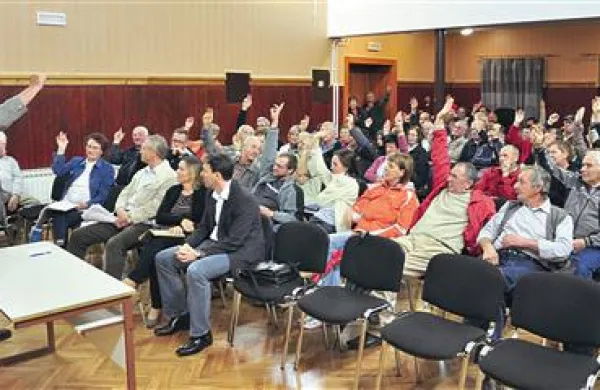 Krajani so bili soglasni: plinovod Ajdovščina-Lucija je neumnost,saj bi povsem po nepotrebnem uničil dragocenosti Krasa