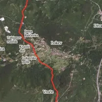 Plinovod Ajdovščina-Lucija (rdeča črta) bi na lokavsko območje prišel iz Plešivice, kjer mu tudi ostro nasprotujejo, čez številne kraške znamenitosti, porušil številne suhozide med polji, travniki in pašniki, povozil doline, vrtače in jame, med njimi jamo Ralčevko, in brezobzirno sekal celo predkrščanski sveti kraj Vroče