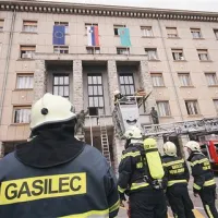 Iz mestne hiše so včeraj reševali vanjo ujete zaposlene
