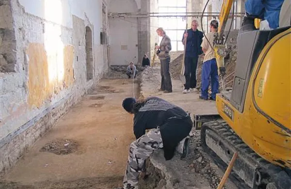 V nekaj dneh so posegli približno 40 centimetrov globoko v tla vzdolž obeh sten cerkve