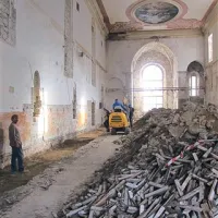 Parketne deščice, ki pričajo o zadnji namembnosti objekta (telovadnici), bodo kmalu pristale na deponiji