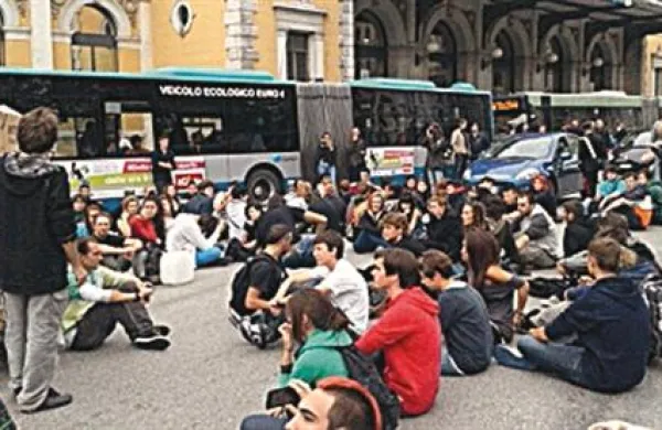 Protest se je zaklučil s “sit-inom” na trgu Svobode
