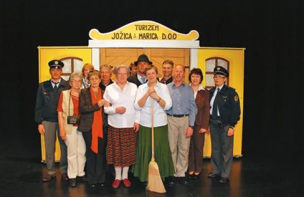 Gledališka skupina Globočak s Kambreškega je v minuli sezoni na oder postavila komedijo Na kmetih 